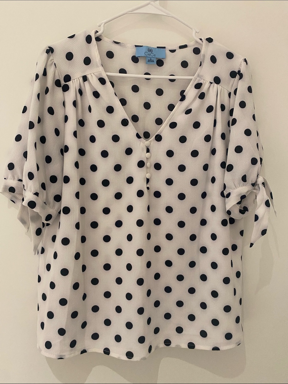CeCe White With Black Polka Dote Short Puff Sleeve V Neck Top Size M
